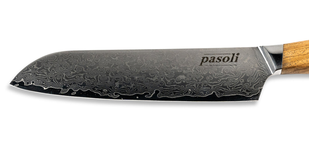 Schöne Maserung der Damast Klinge unserer pasoli Damast Santoku-Messers inkl. pasoli Logo.