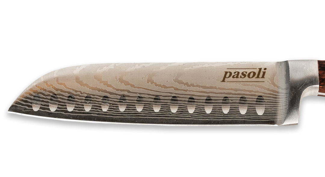 Schöne Maserung der Klinge unseres pasoli Santoku-Messers inkl. pasoli Logo.