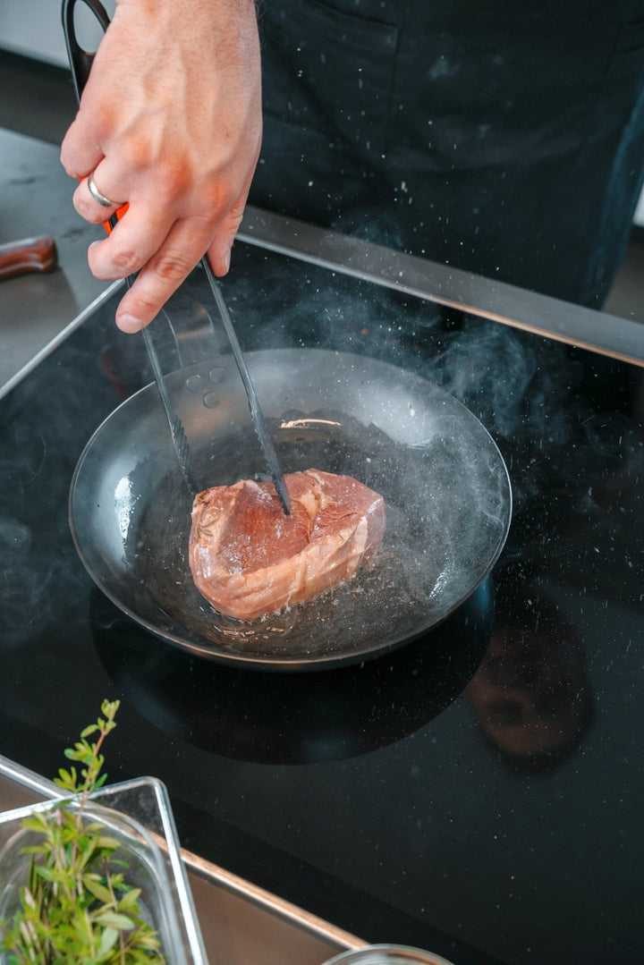 Bratpfanne - Steak ins heisse Oel