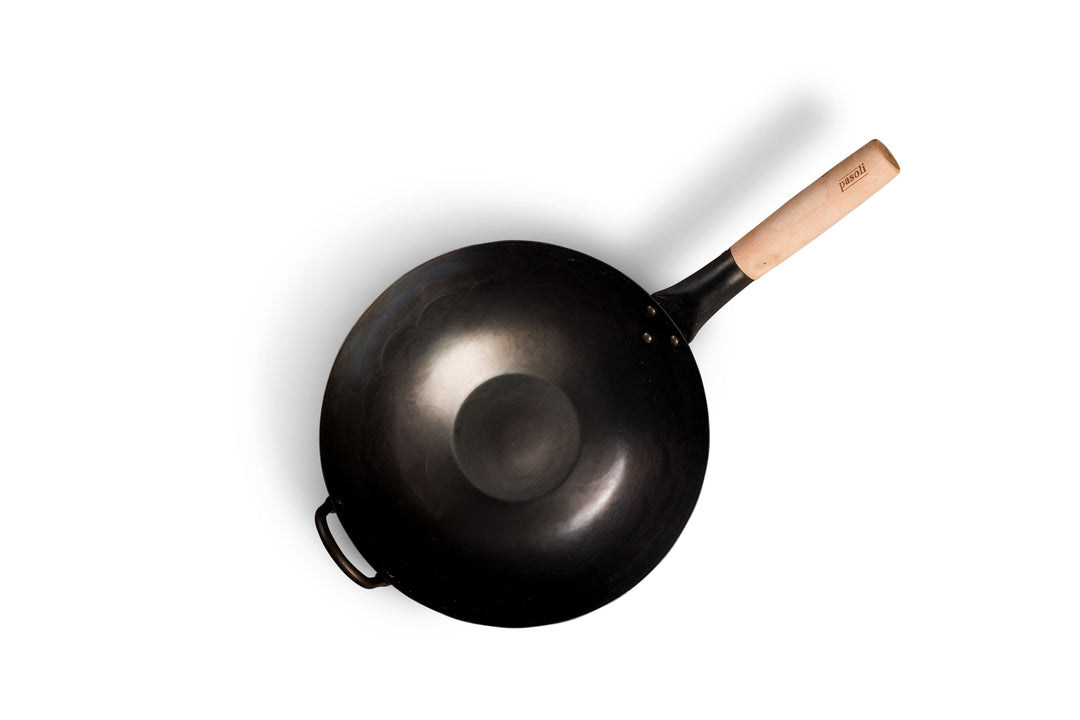 Vista dall'alto del nostro wok a fondo piatto pasoli pre-stagionato tradizionalmente martellato a mano.