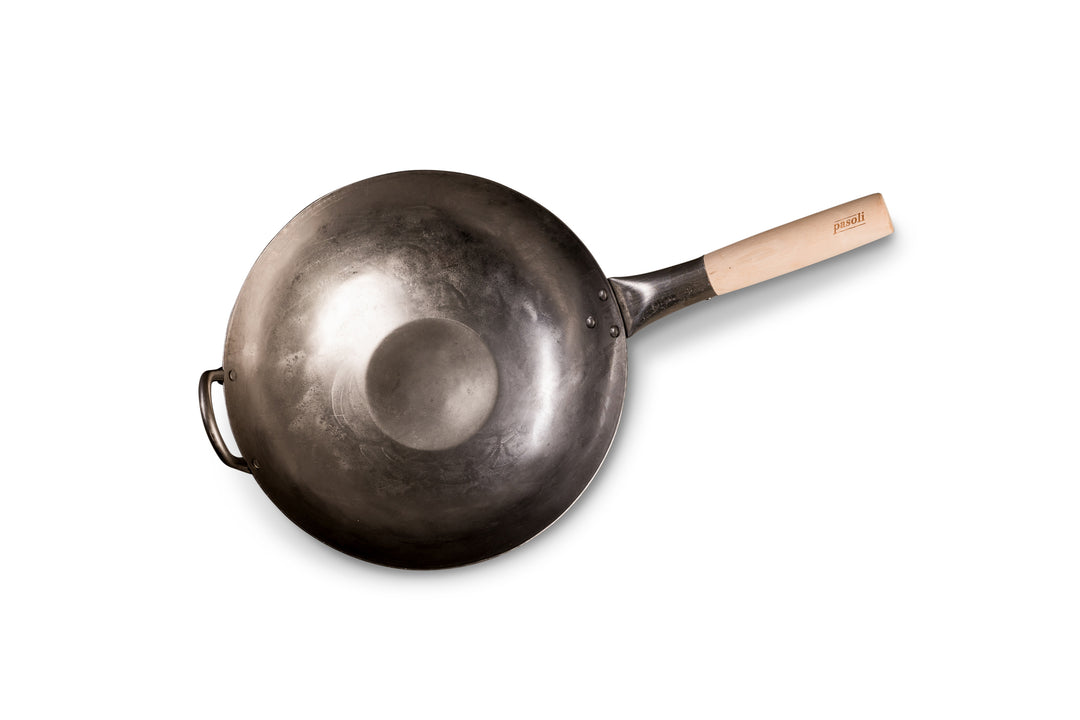 Vista superior del wok de fondo plano pasoli tradicionalmente martillado a mano.