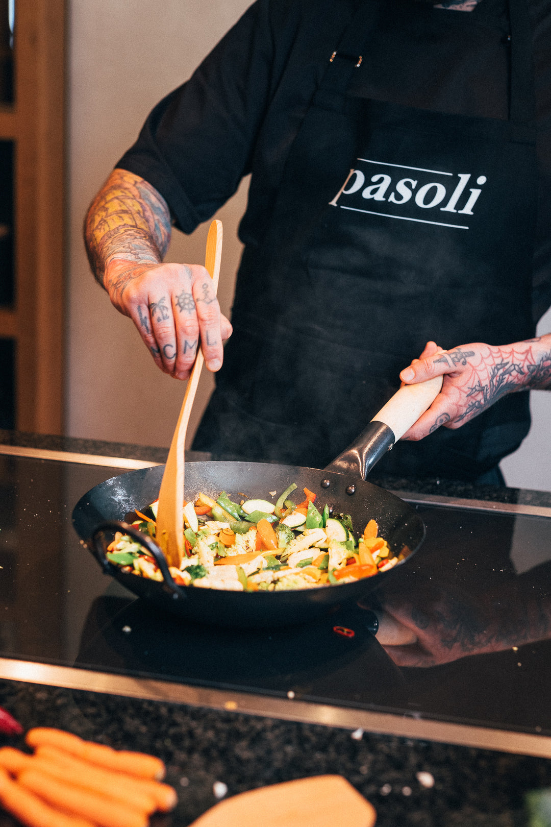 Nuestro chef profesional Mane asa verduras en nuestro wok de pasoli.