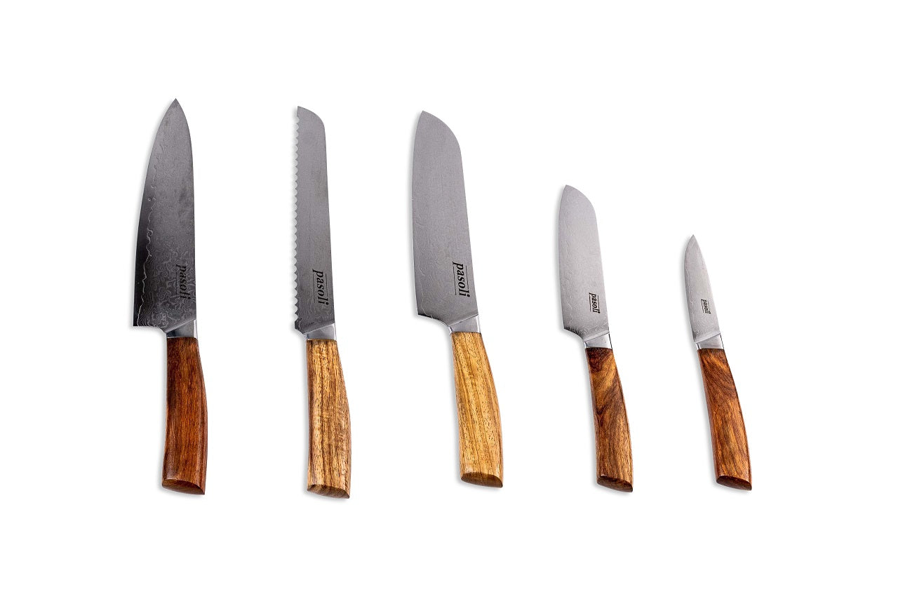 Our super-sharp pasoli damask knives help you effortlessly cut every ingredient for your meals. You can see the chef's knife, the bread knife, the large and small Santoku knife and the paring knife.