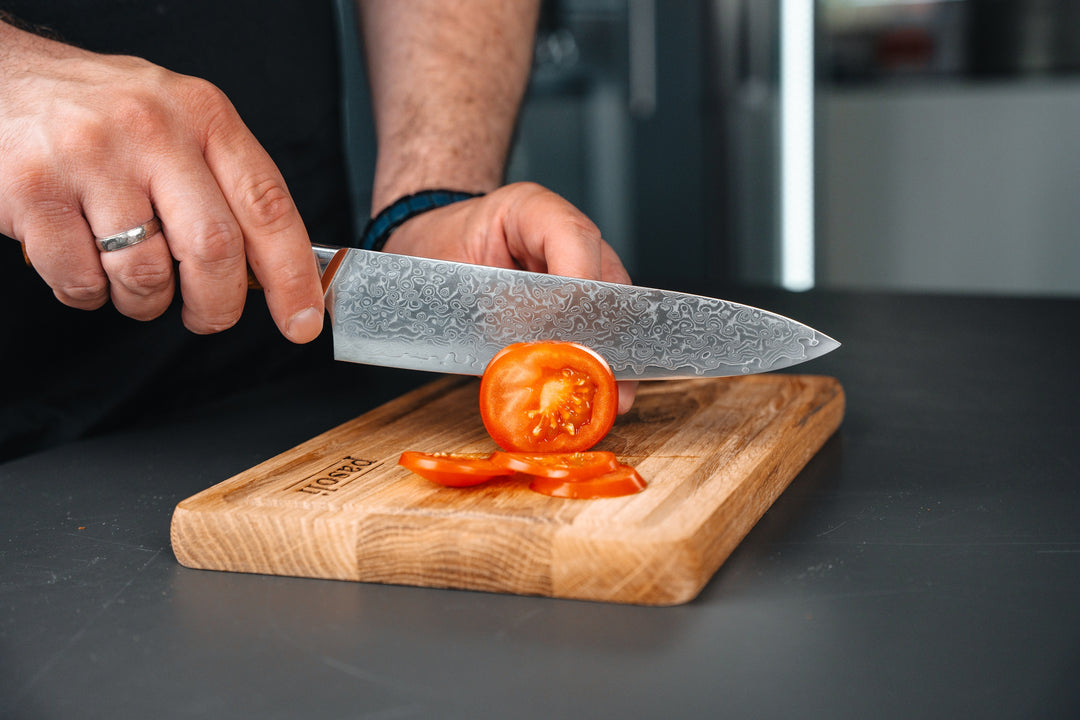 Damastchefmesser-Schneidebrett-Tomate-schneiden