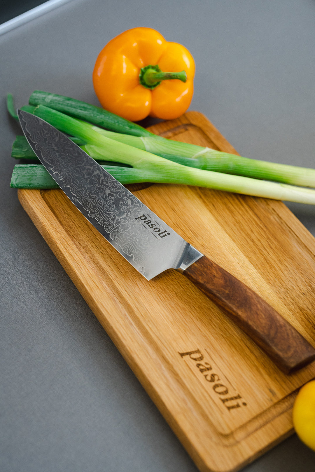 pasoli Set "Shefu" - Damast Chefmesser inkl. Schneidebrett aus Eichenholz