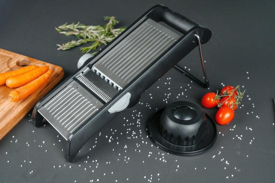 GSD Profi Mandoline mit integrierten Schneideinsätzen - Edelstahlmesser & Schneidfläche - pasoli GmbH