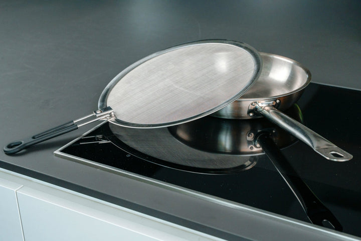 GSD Spritzschutz Edelstahl mit einklappbarem Griff - für Bratpfannen & Wok 30 cm - pasoli GmbH