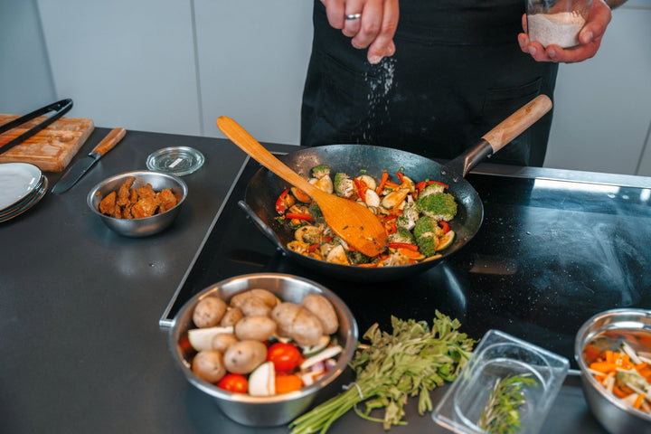 pasoli Wok flach eingebrannt - Carbonstahl Wok für alle Herdarten - pasoli GmbH