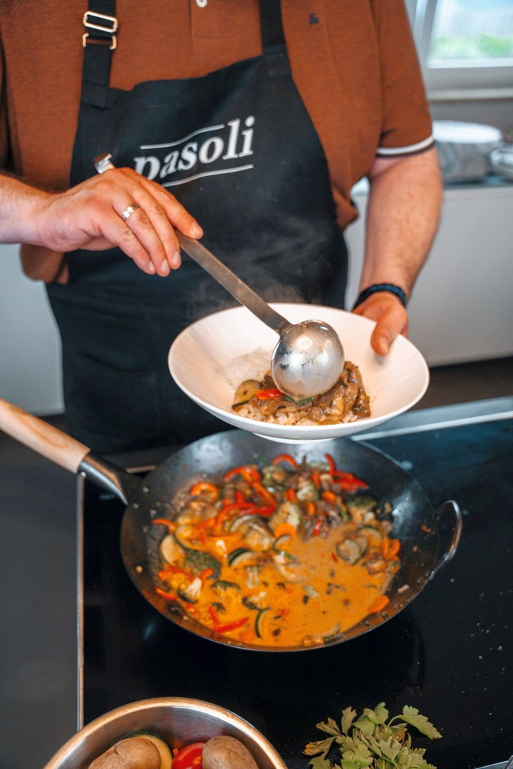 pasoli Wok flach eingebrannt - Carbonstahl Wok für alle Herdarten - pasoli GmbH