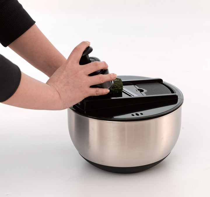 Salatschleuder mit Stopfunktion aus Edelstahl, mit integrierter Mandoline - pasoli GmbH